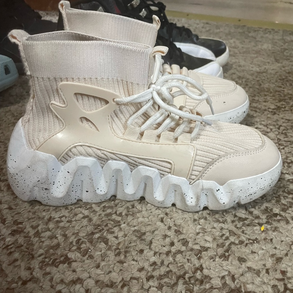 Size 6 tan sneakers
